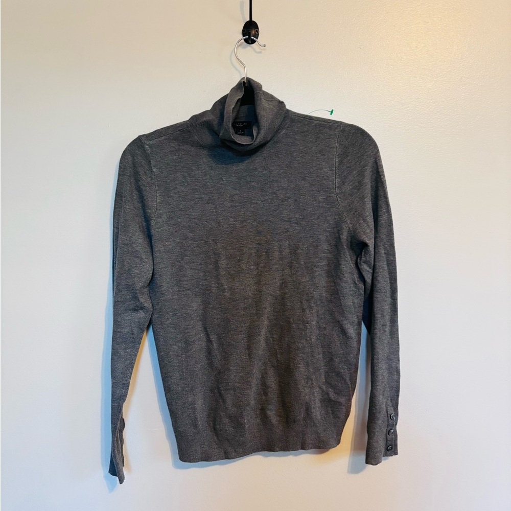 Ann Taylor grey turtleneck with ribbed fabric size medium